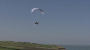 空中飞车超吸睛 成功飞越英吉利海峡