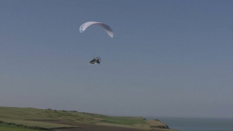 空中飛車超吸睛 成功飛越英吉利海峽
