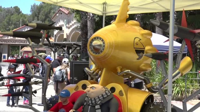神偷奶爸上映在即 洛動物園現神偷專車