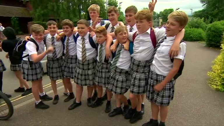 長褲校服難耐酷暑 英男生穿裙子抗議
