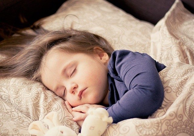 枕頭用錯很受傷 盤點嬰幼兒用枕的誤區 家長應該這樣避免它！