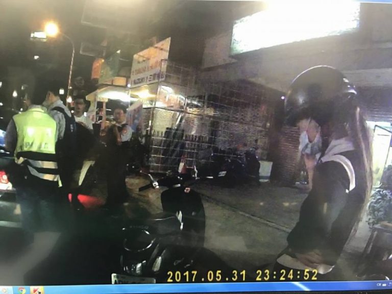 女坐汽車戴安全帽口罩 警突檢搜出毒品