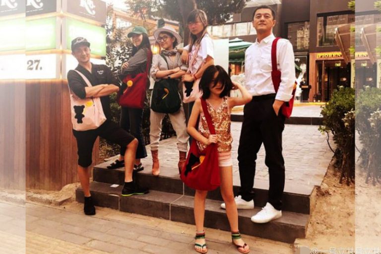 李亞鵬曬李嫣街拍照 網友驚: 王菲強大基因瞬間被鄉村模特隊淹沒