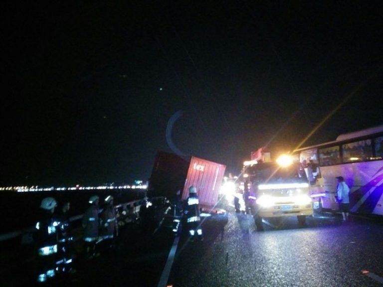 疑大雨擋視線 客運追撞貨櫃車 1死30人輕重傷