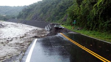 高雄桃源暴雨 南橫92K處路基淘空交通中斷