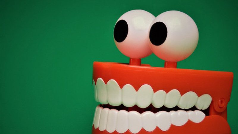 为什么晚上睡觉“会磨牙”？90%的人都全搞错了！没想到磨牙背后的“真相”竟然是…太可怕了！