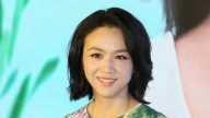 汤唯俏丽短发亮相 新手辣妈甜笑不断透幸福