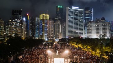 悼六四死难者 香港维园烛光通亮 6足球场满座