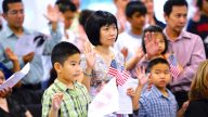 赴美60載終入籍 老移民滿懷期待