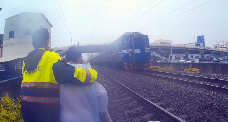 台南老婦闖鐵軌尋短 火車急剎險釀憾事