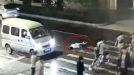寒心! 豫女撞飞躺地1分钟无人救 再遭二次辗压(视频 慎入)