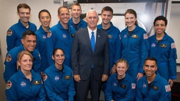 副總統彭斯生日訪NASA 歡迎新宇航員學員