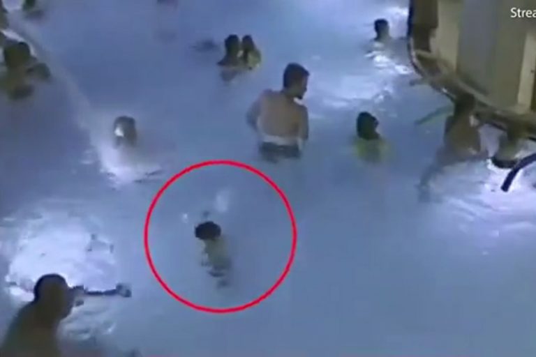 游泳池裡很多人 5歲男孩掙扎2分半鐘 沒人發現 最終溺亡