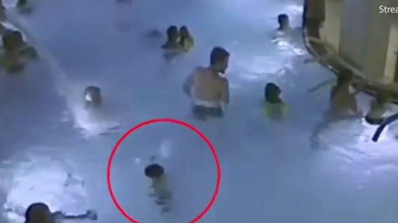 游泳池里很多人 5岁男孩挣扎2分半钟 没人发现 最终溺亡