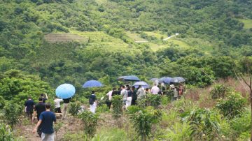 齐柏林儿见父尸放声大哭 家属招魂天空飘雨同悲