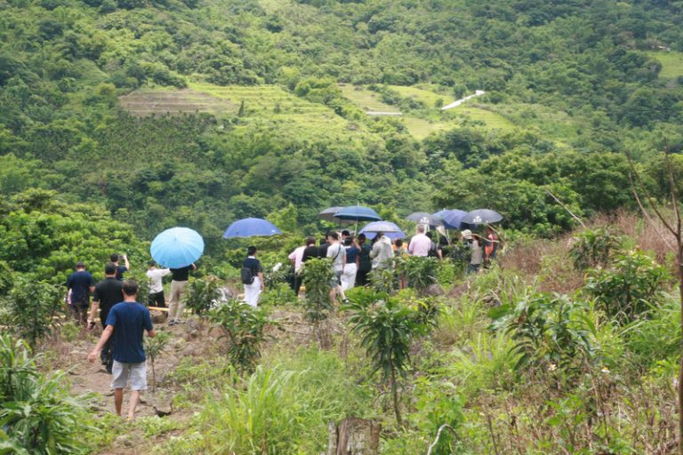 齊柏林兒見父屍放聲大哭 家屬招魂天空飄雨同悲