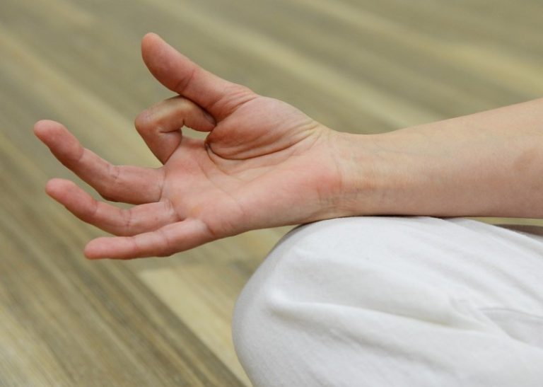「這根手指」發麻或是中風前兆！送您一個「防風散」配方，可預防中風！