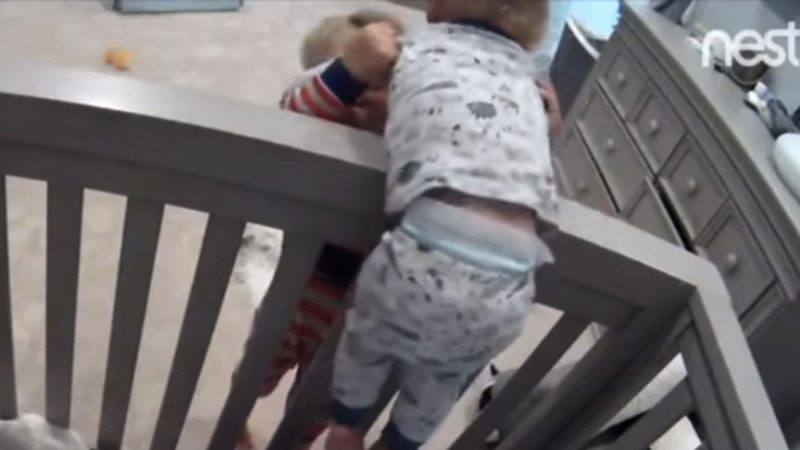 1歲弟弟受困嬰兒床 3歲哥哥的行動驚人
