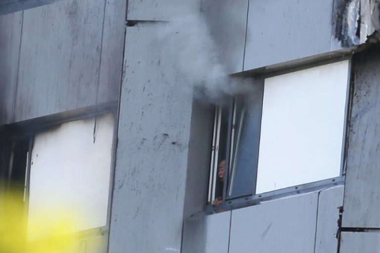 倫敦公寓暗夜竄惡火 住戶驚慌跳窗逃生