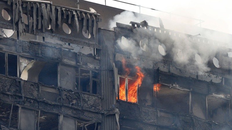 伦敦24层大楼恶火 婴儿10楼抛出 幸运获救
