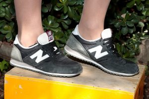 很多人都喜欢买nb鞋 却不知道鞋子上的 英文符号 代表这些意思 New Balance 休闲鞋运动鞋 新唐人中文电视台在线