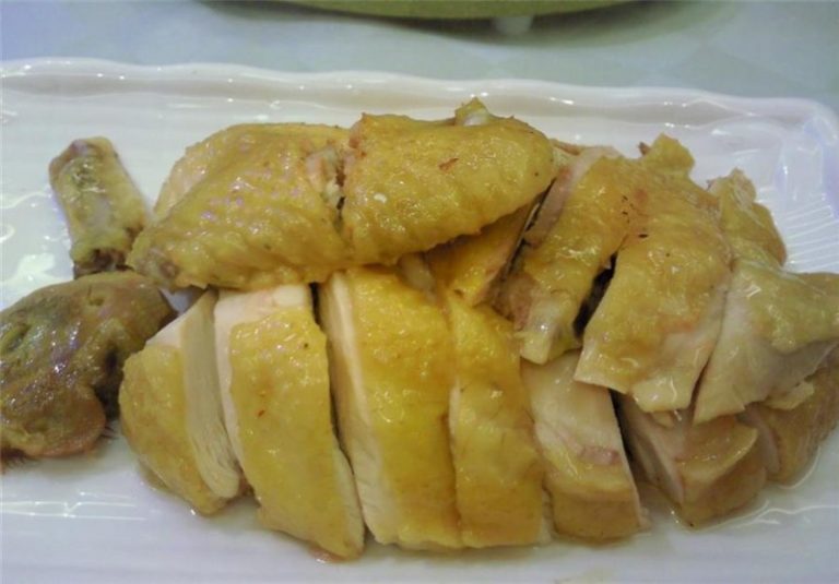 大廚教你秘製白斬雞，加了這兩樣東西，味道更鮮嫩，在家就能做出來，比飯店的還好吃！（視頻）