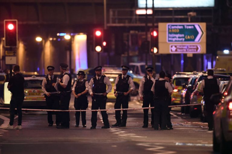 倫敦清真寺外貨車撞人 反恐警察著手調查