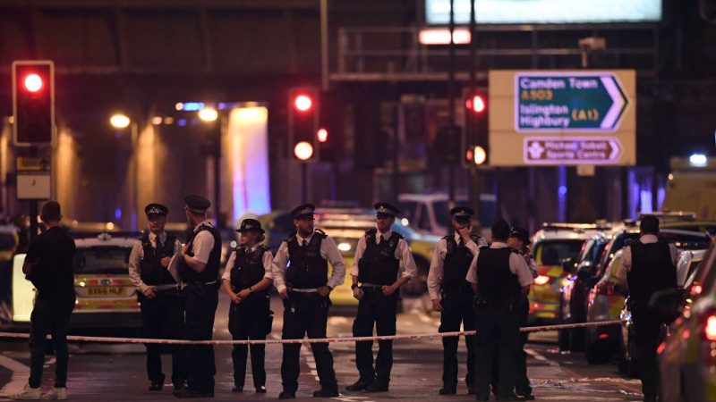 伦敦清真寺外货车撞人 反恐警察着手调查