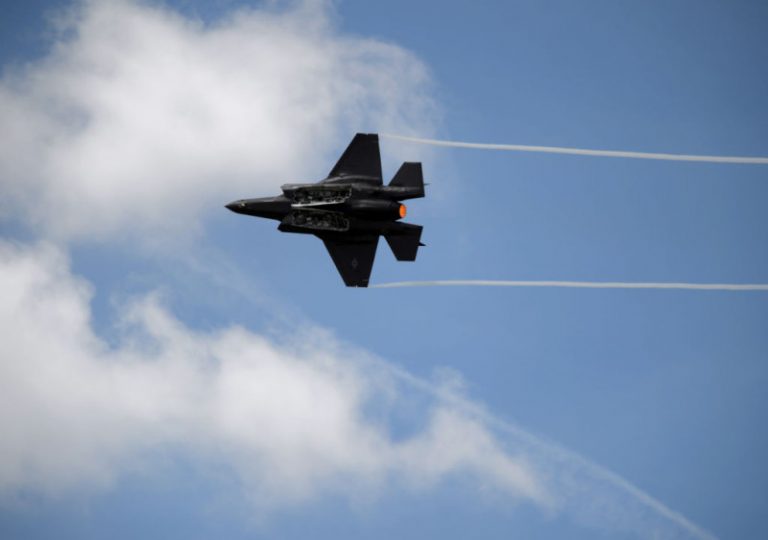 F-35戰機炫目飛行表演 驚艷巴黎航空展(視頻)