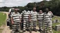 美喬州囚犯外派勞動服務，隨行獄警突昏厥倒地，他們竟聯手….