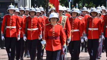 打破白金漢宮180年慣例 首位女隊長率衛兵交接