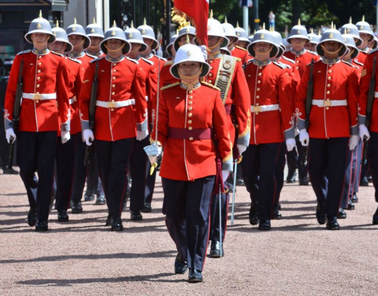 打破白金漢宮180年慣例 首位女隊長率衛兵交接
