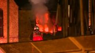 伦敦著名市集半夜大火 三层建筑焚毁