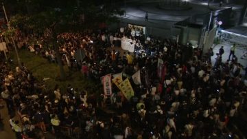 香港四議員被剝奪資格 上百市民在政府總部抗議