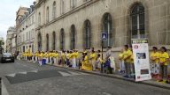 巴黎法輪功學員 中共領館前抗議反迫害