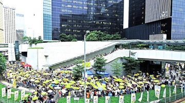 习近平香港阅兵 记者入场禁带雨伞唇膏防晒乳