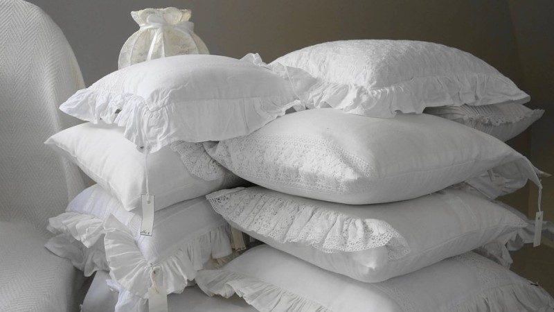 枕头不清洁，百万螨虫陪你睡！只需一招，洗都不用洗，立刻变干净！