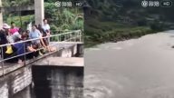 湘父母看洪水忙拍照 1歲兒從懷中落水沖走（視頻）