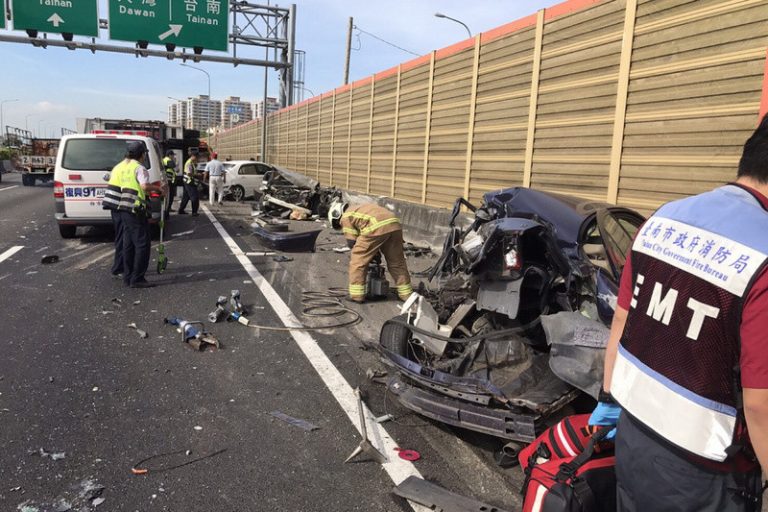 中山高大灣段連環撞 5車遭波及2死4傷