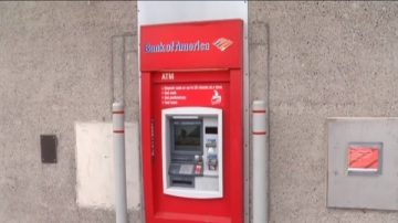 好糗喔！被困「銅牆鐵壁」ATM 技師呼救3小時才脫困