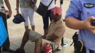 人生首次！非洲男到北京避暑 游天安门中暑