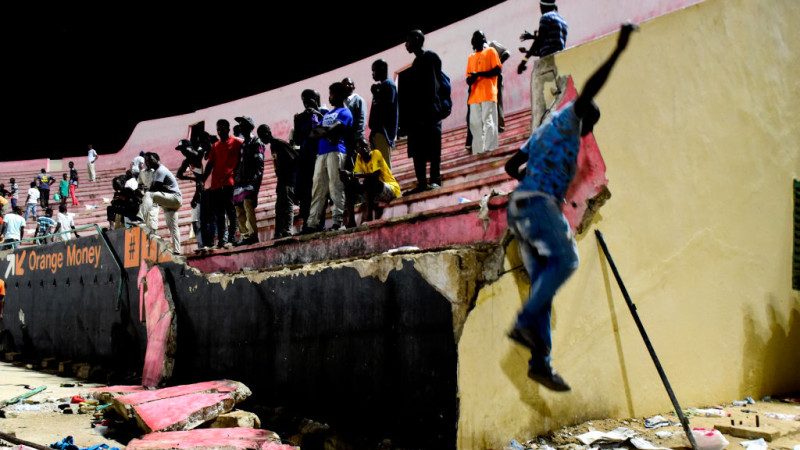 塞内加尔足球赛 球迷冲突墙壁倒塌8死49伤