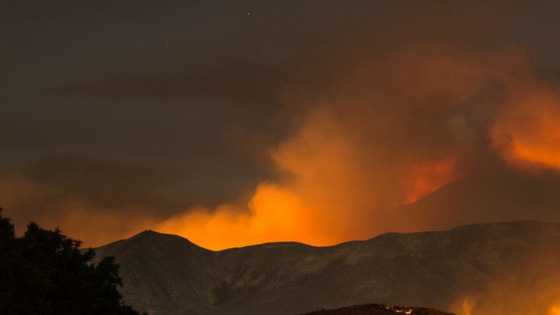 美加州中部罕见大火 扑向人口聚集区 警穿越火焰山径救人