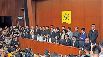 【禁闻】四泛民议员被夺资格 引港人不满