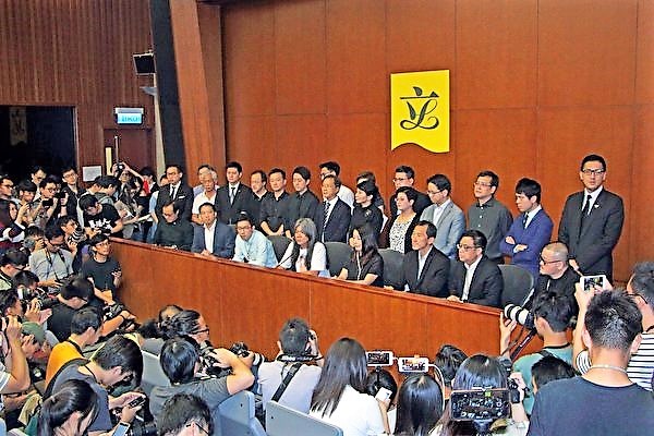 【禁闻】四泛民议员被夺资格 引港人不满