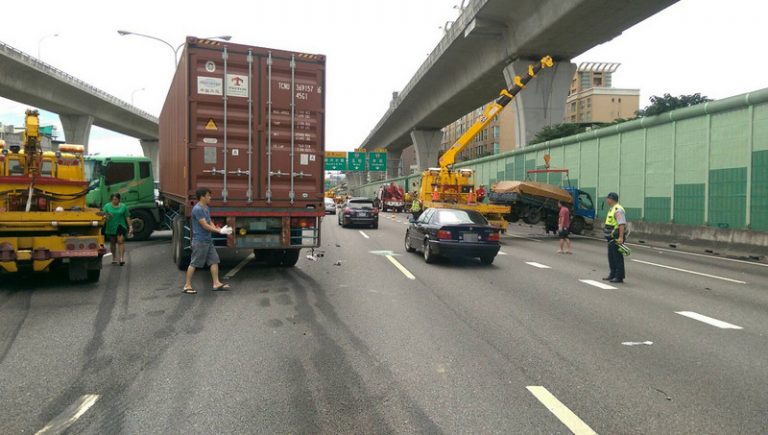 中山高北上連環車禍 1港女當場身亡2男受傷