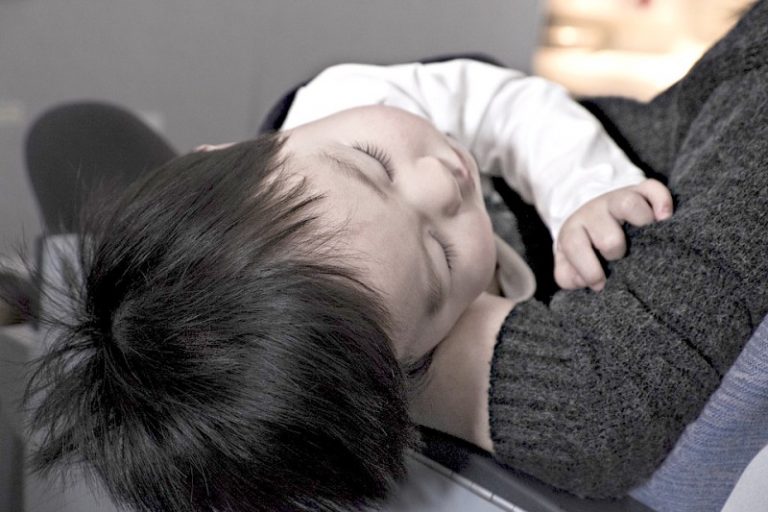 孩子早睡為什麼那麼難？只需三步，孩子9點主動睡覺不再困難！