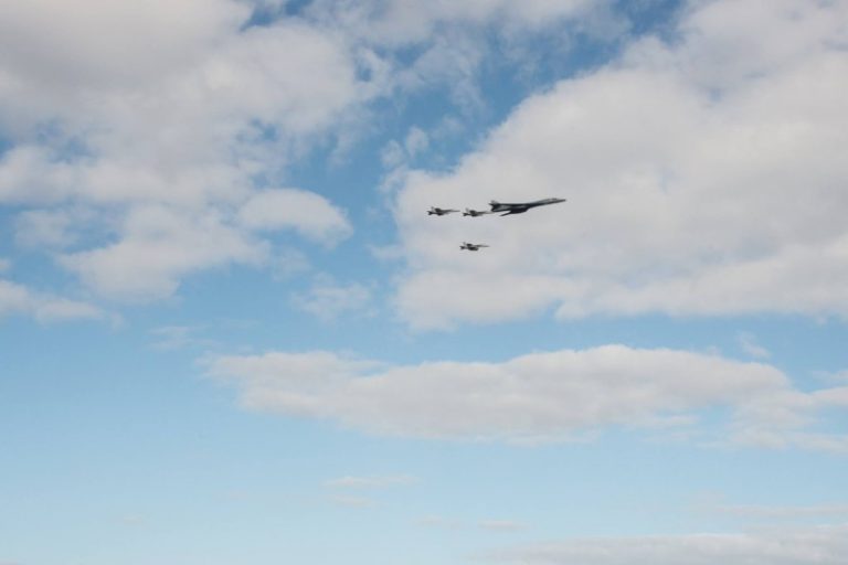美澳軍演精銳盡出 B-1轟炸機編隊飛行