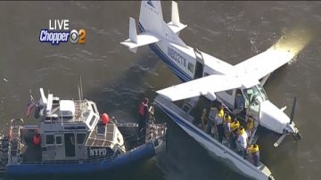 紐約水上飛機起飛失敗 迫降河面 10人全獲救