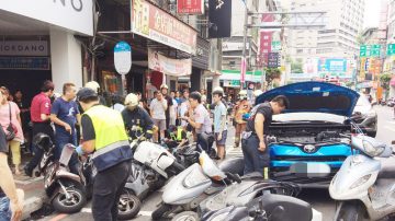 新北中和汽車爆衝 13輛汽機車被撞東倒西歪